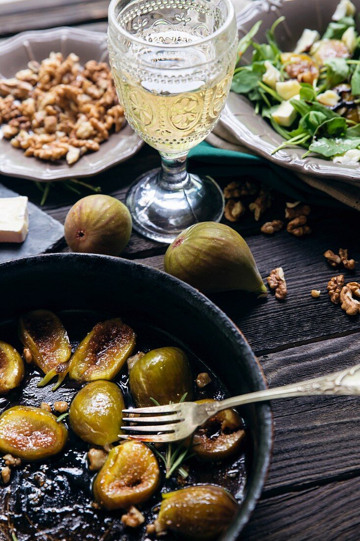 Pan-fried figs, walnuts, white wine and salad