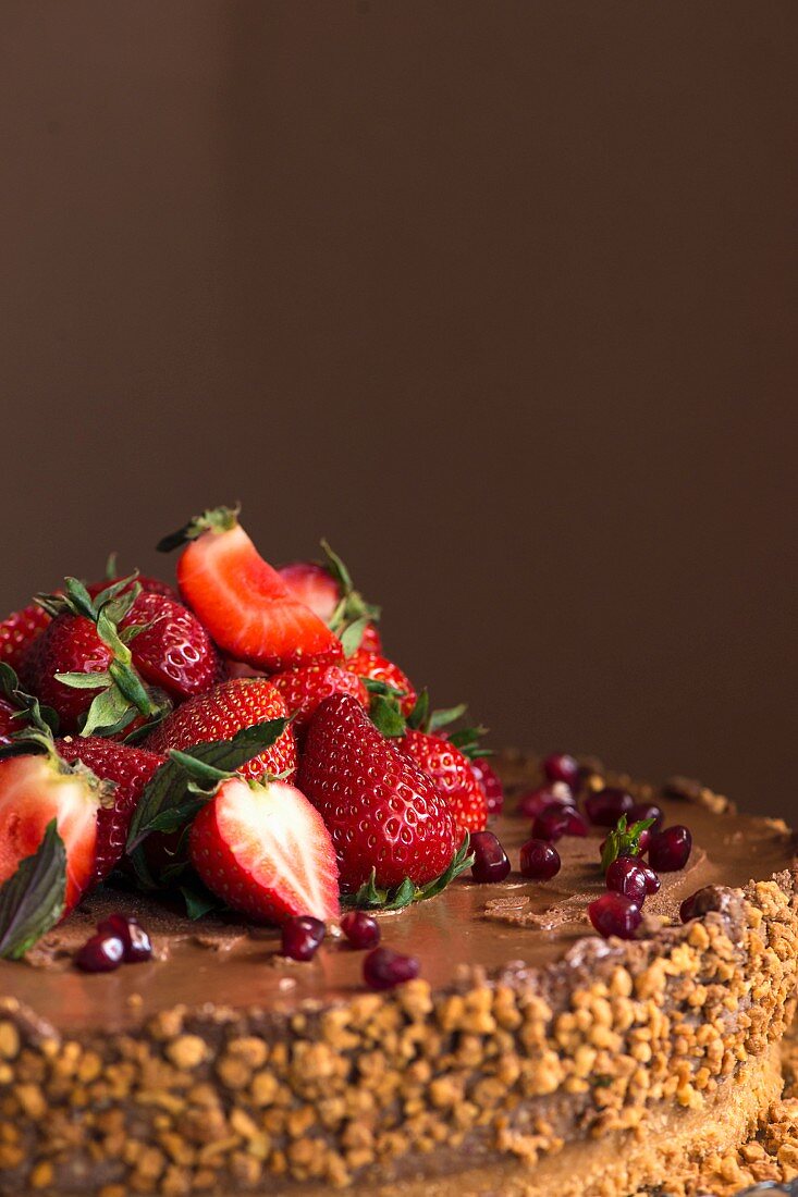 Schokoladentorte mit Erdbeeren, Granatapfelkernen und Nüssen