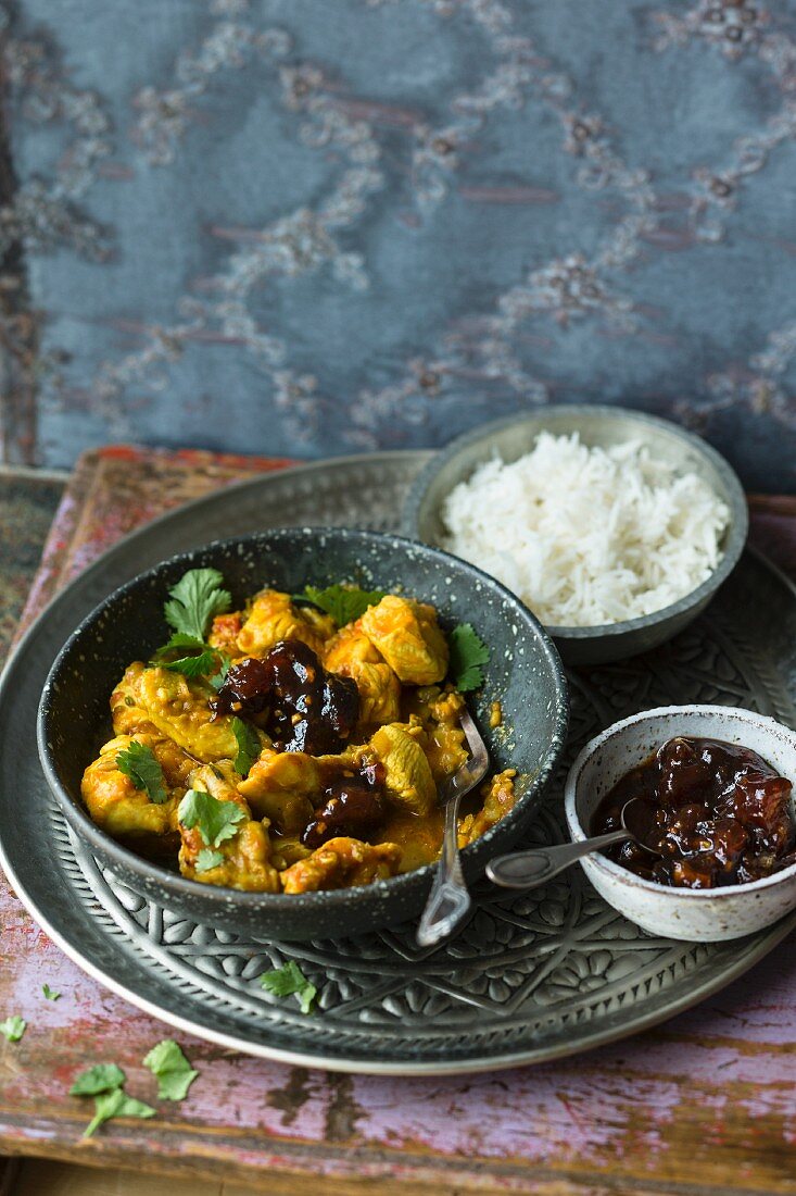 Hühnercurry mit Tamarinden-Dattelchutney und Reis (Indien)