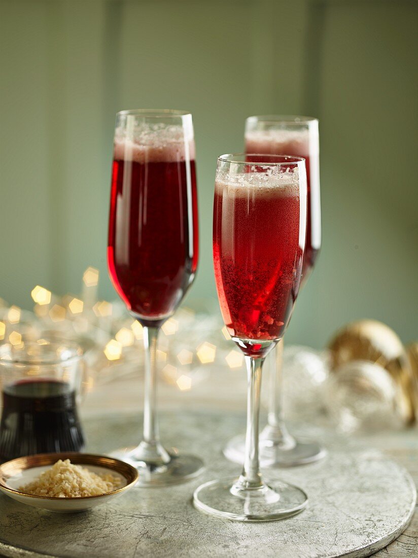 Drei Gläser Kir Royal zu Weihnachten