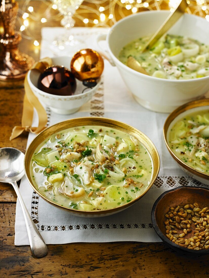 Lauchsuppe mit Schellfisch und gerösteten Perlgraupen zu Weihnachten