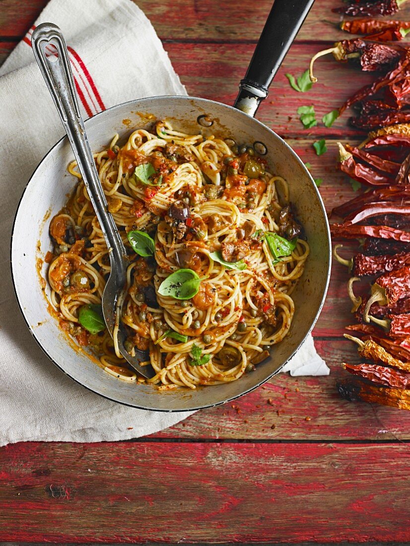 Spaghetti Puttanesca mit getrockneten Chilischoten