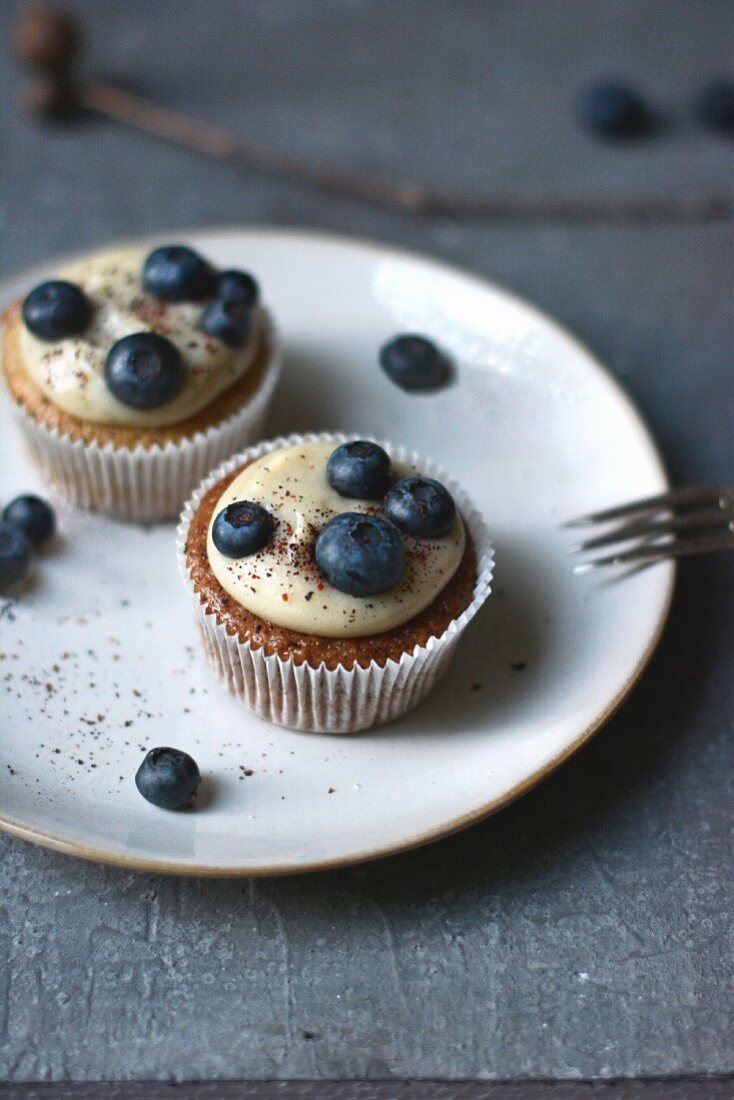 Cupcakes mit Heidelbeeren und weißem Schokoladen-Frosting