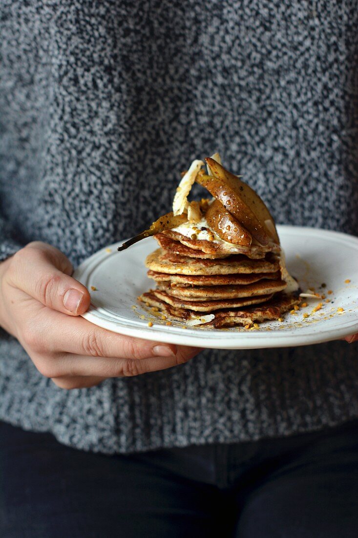 Pfannkuchen mit pochierten Birnen, Ahornsirup und Bienenpollen