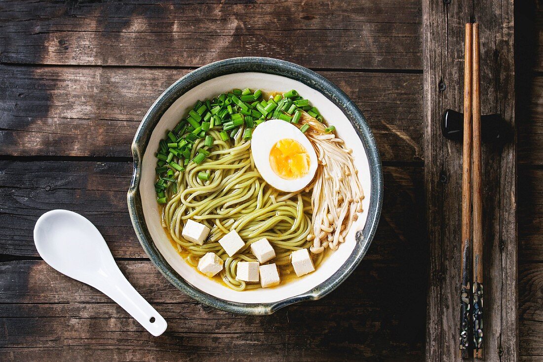 Asiatische Suppe mit Grüntee-Sobanudeln, Ei, Champignons, Frühlingszwiebeln und Tofukäse