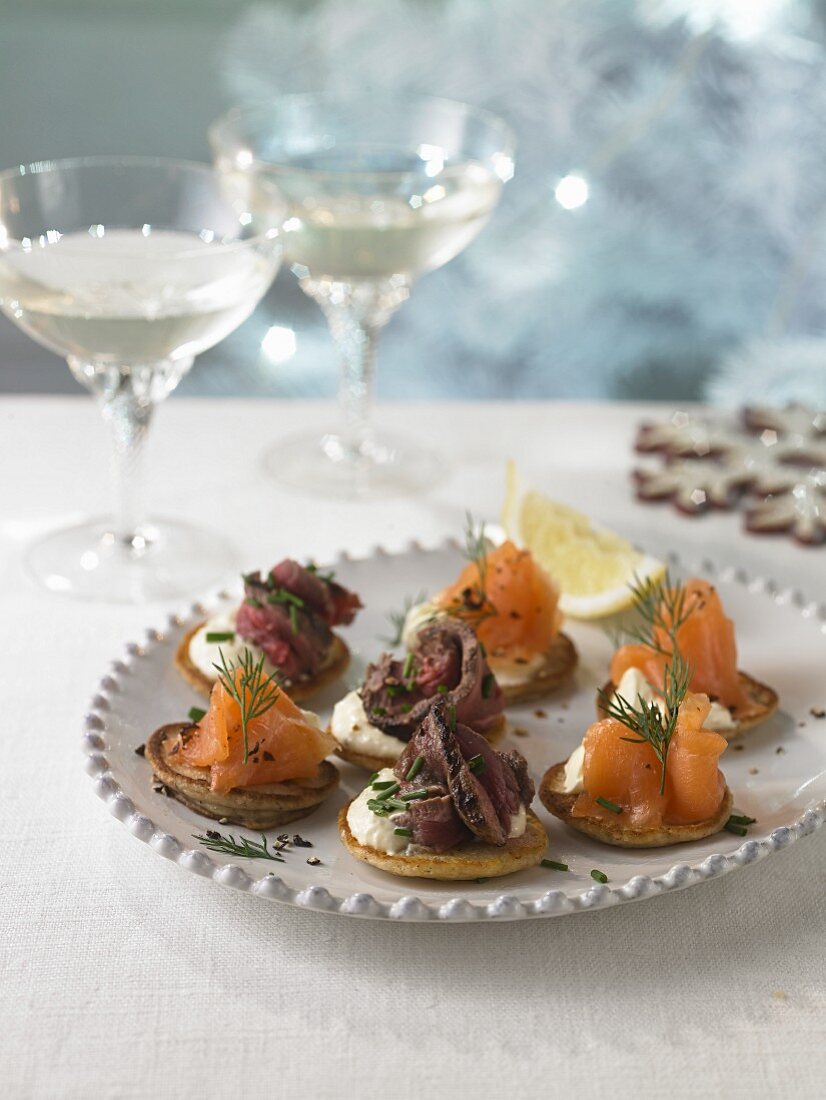 Canapés mit Räucherlachs und Rindfleisch zu Weihnachten