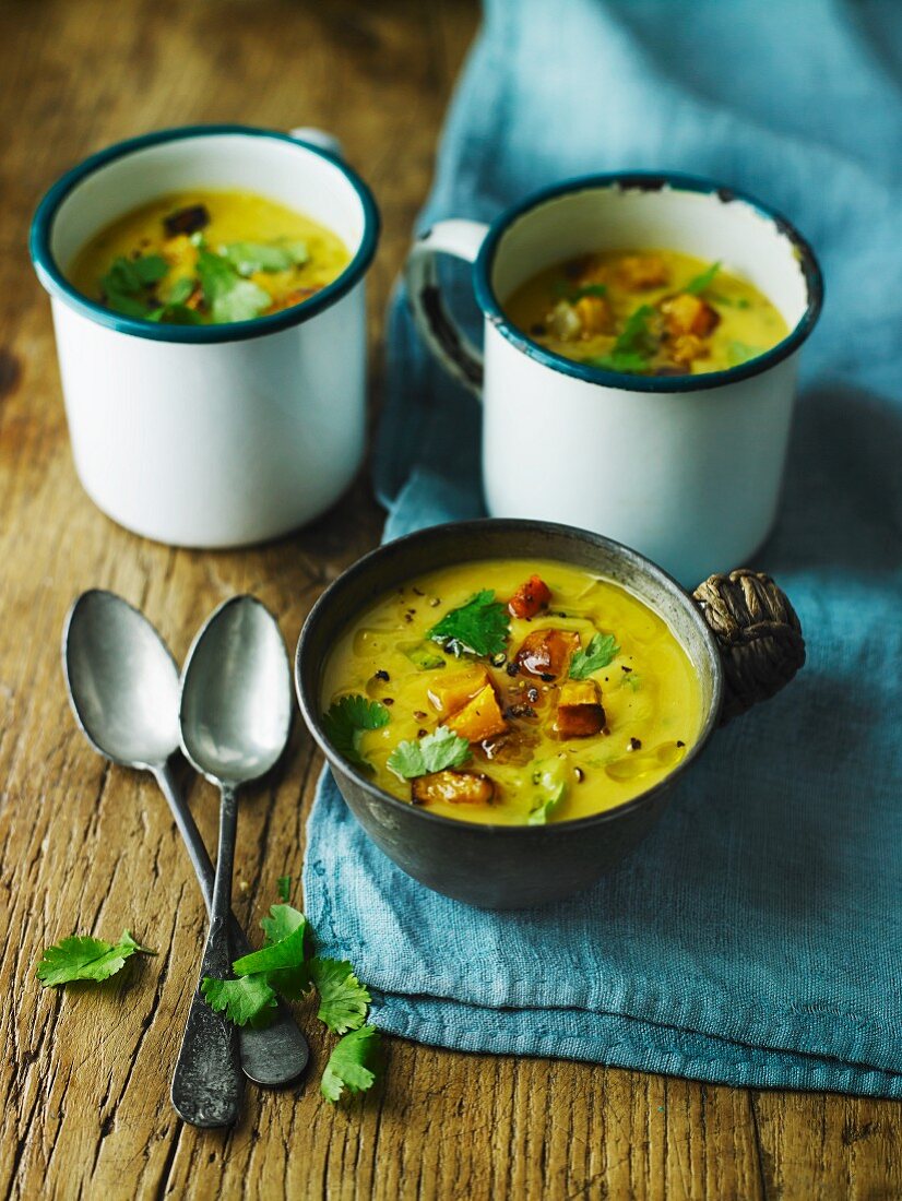 Kürbissuppe mit Birne und Koriandergrün