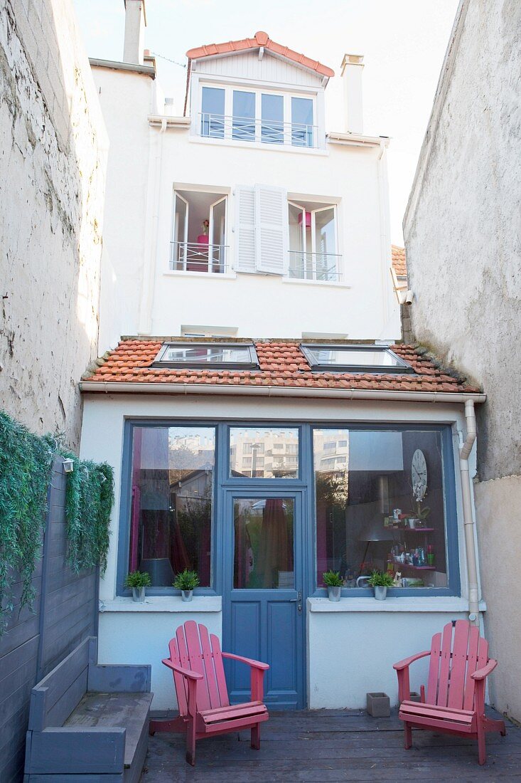 Narrow, renovated town house with extension and terrace between firewalls