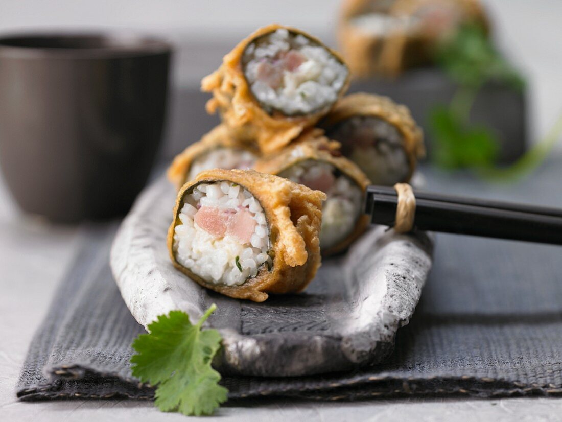 Baked maki roll with tuna, red onion and coriander