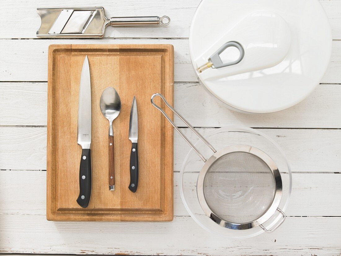 Kitchen utensils for making a salad