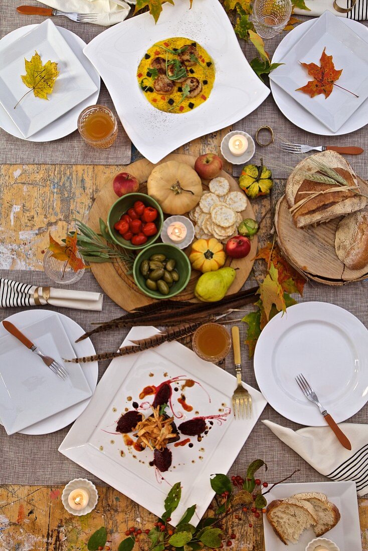 Herbstlich gedeckter Tisch mit Muscheln und Rinderfilet (Aufsicht)