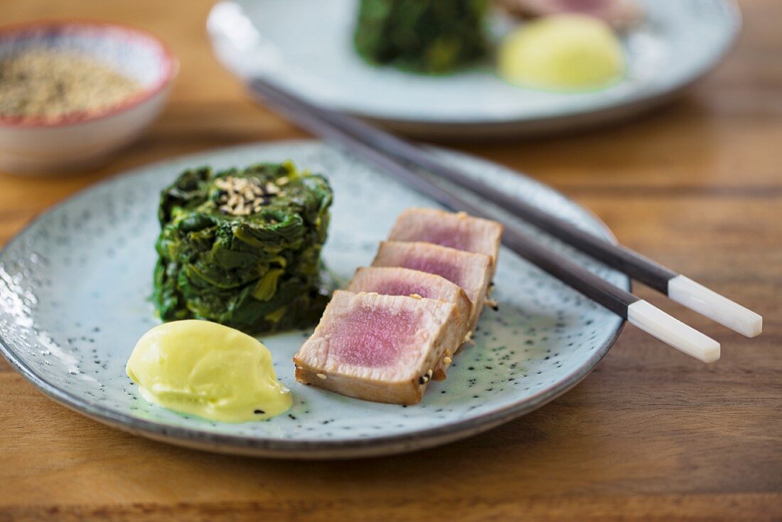 Tataki vom Thunfisch mit Spinatsalat und Wasabieis