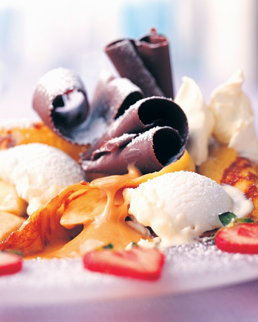 Eisdessert mit Erdbeeren und Schokoröllchen