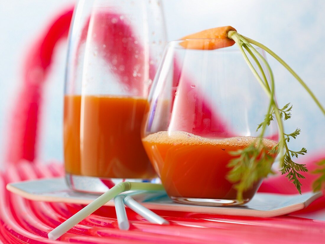 Immunity boosting juice with carrots, parsley and lemon