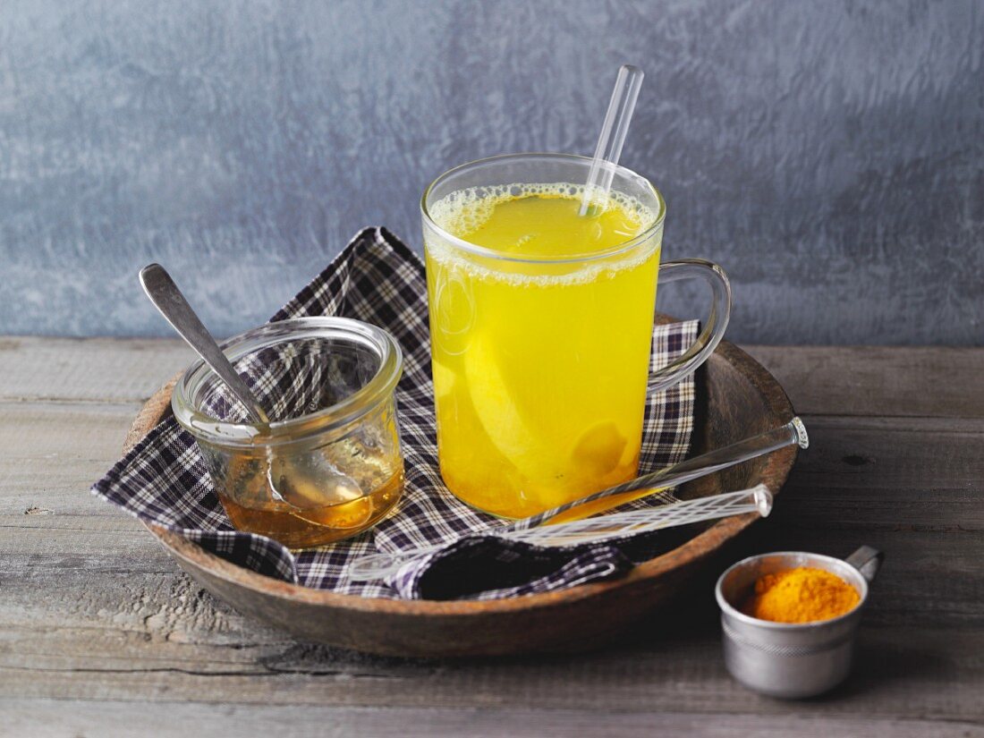 Heisser Zitronen-Ingwer-Tee mit Kurkuma