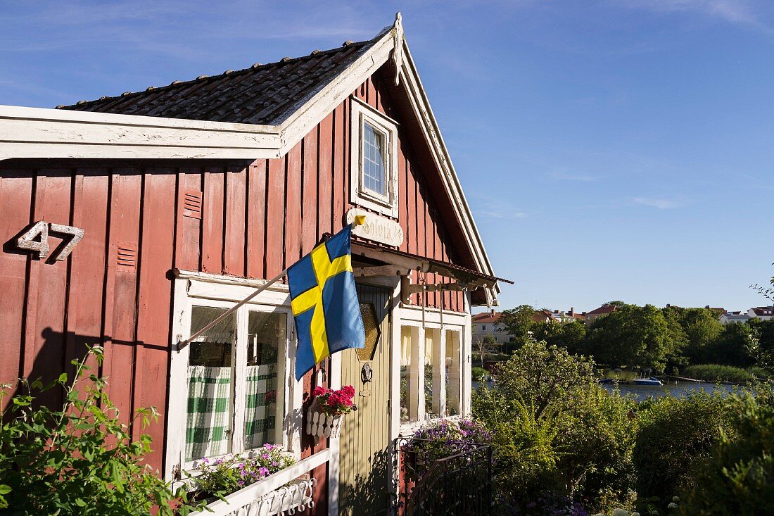 Schwedenhaus mit Flagge, Südschweden