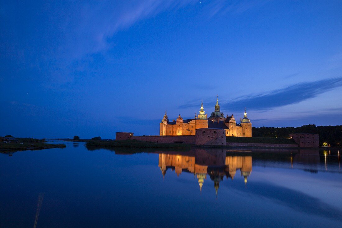 Das Schloss Kalmar in Abendbeleuchtung, Südschweden