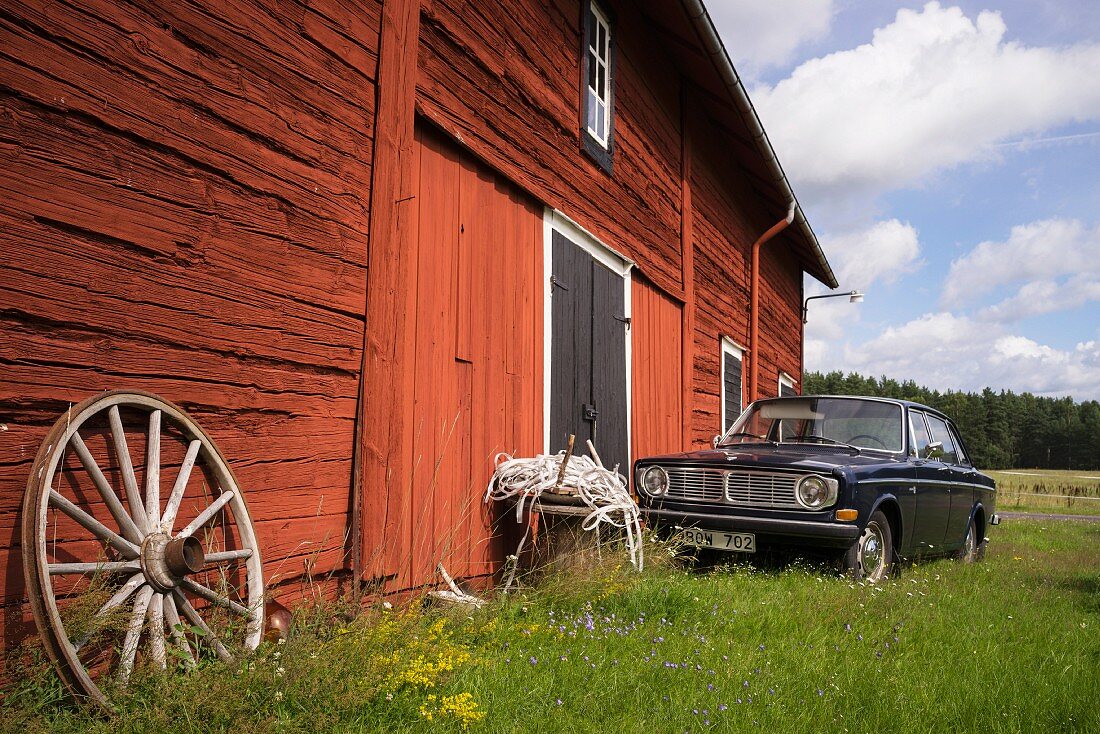 Altes Auto im Hof hinter Schwedenhaus, Südschweden