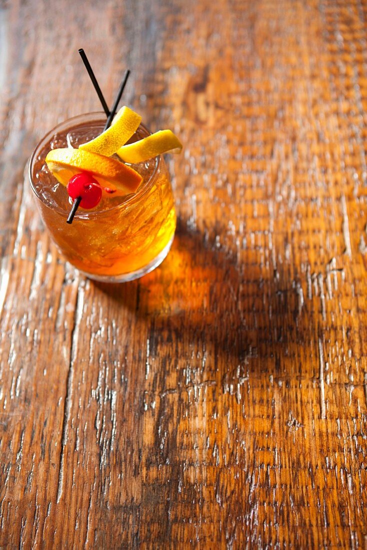 Whisky-Cocktail mit Fruchtspiesschen