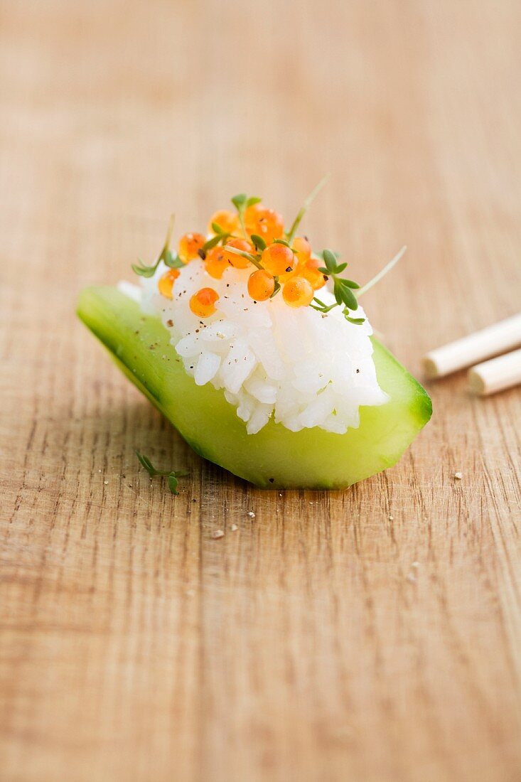 Gurken-Sushi mit Lachskavier