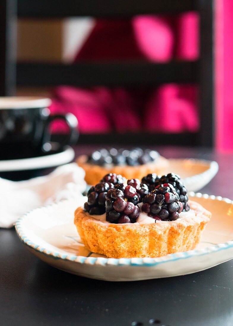 Beerentörtchen im Café