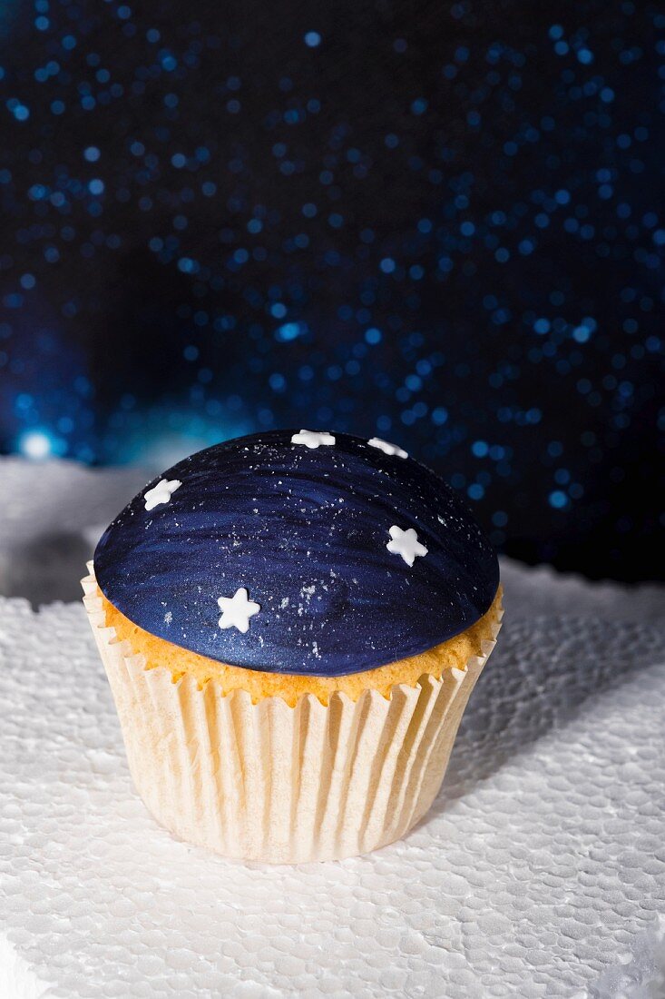 Muffin mit Sternenhimmel 'Deckel' für eine Weltraum-Party