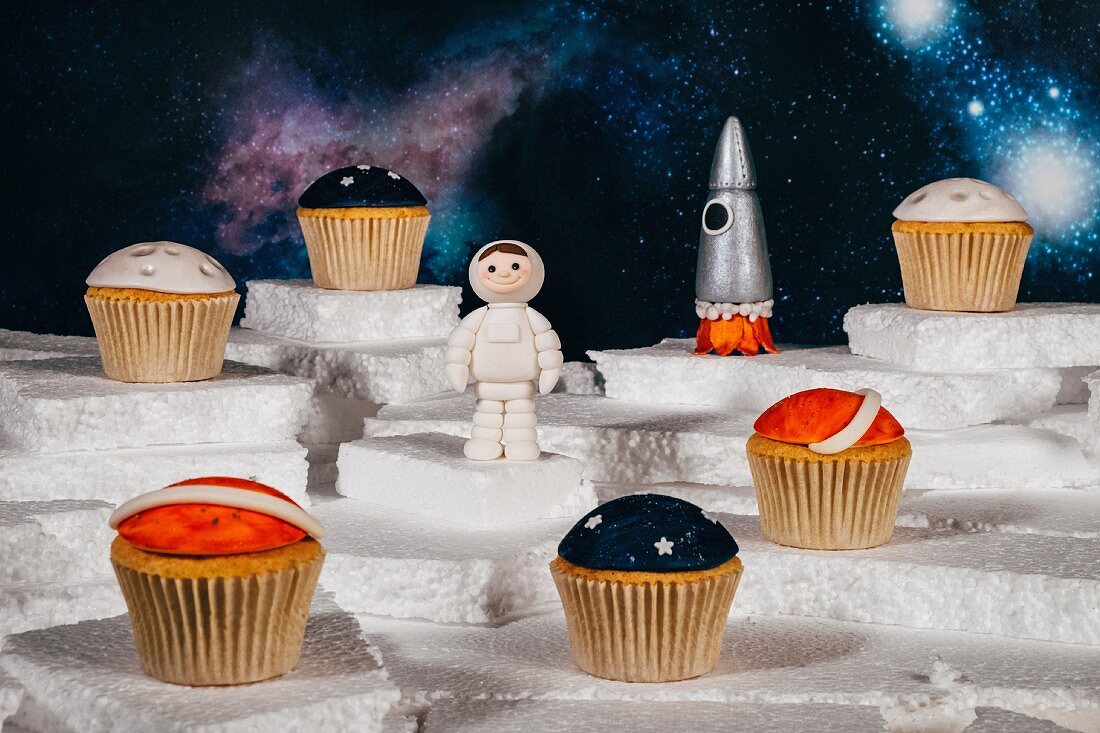 Muffins, Raumfahrer-Figur und Rakete für eine Weltraum-Party