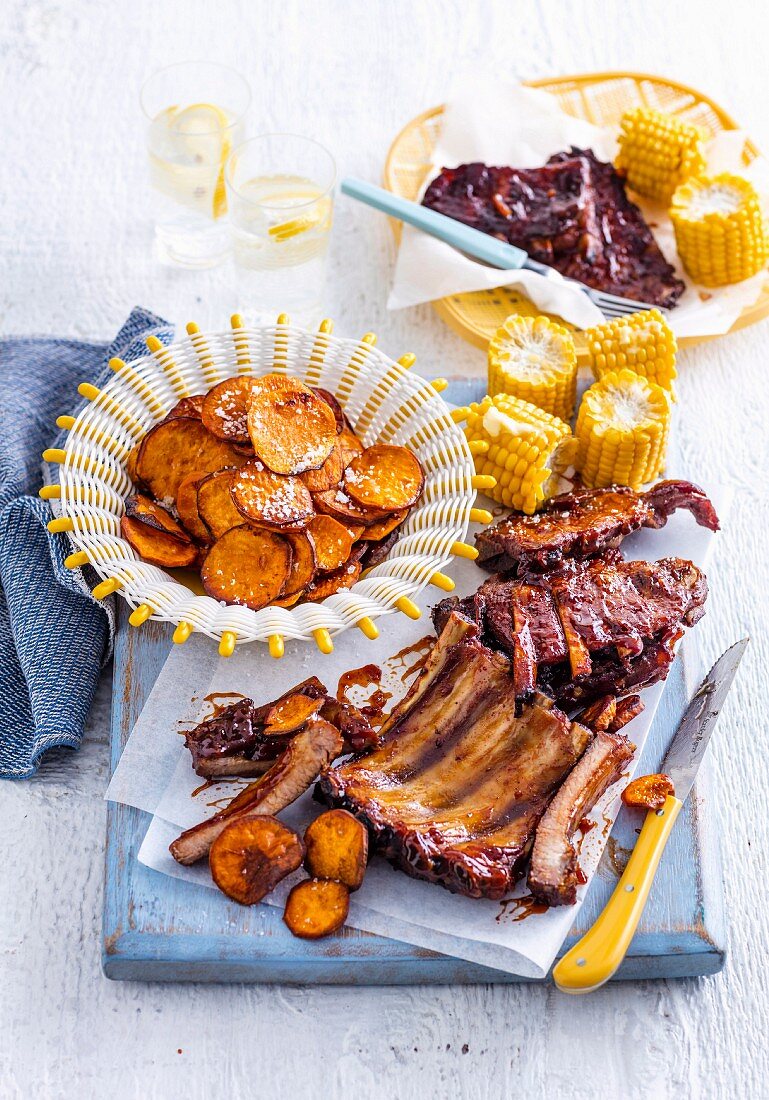 Glasierte Schweinerippchen mit Süsskartoffelchips und Mais