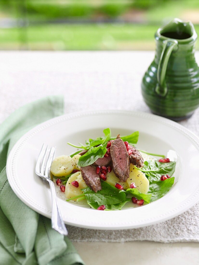 Lauwarmer Kartoffelsalat mit Lammfilet und Spinat