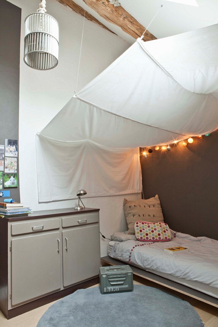 Jugendzimmer mit weißem Deckensegel über Bett