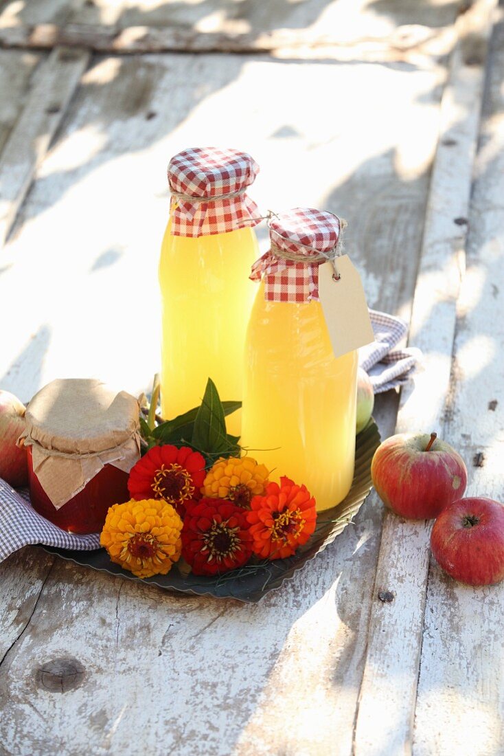 Zinniensträusschen, selbst gemachter Apfelsaft und Marmelade