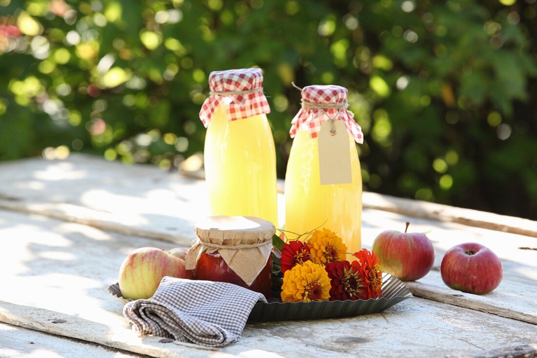 Zinniensträusschen, selbst gemachter Apfelsaft und Marmelade