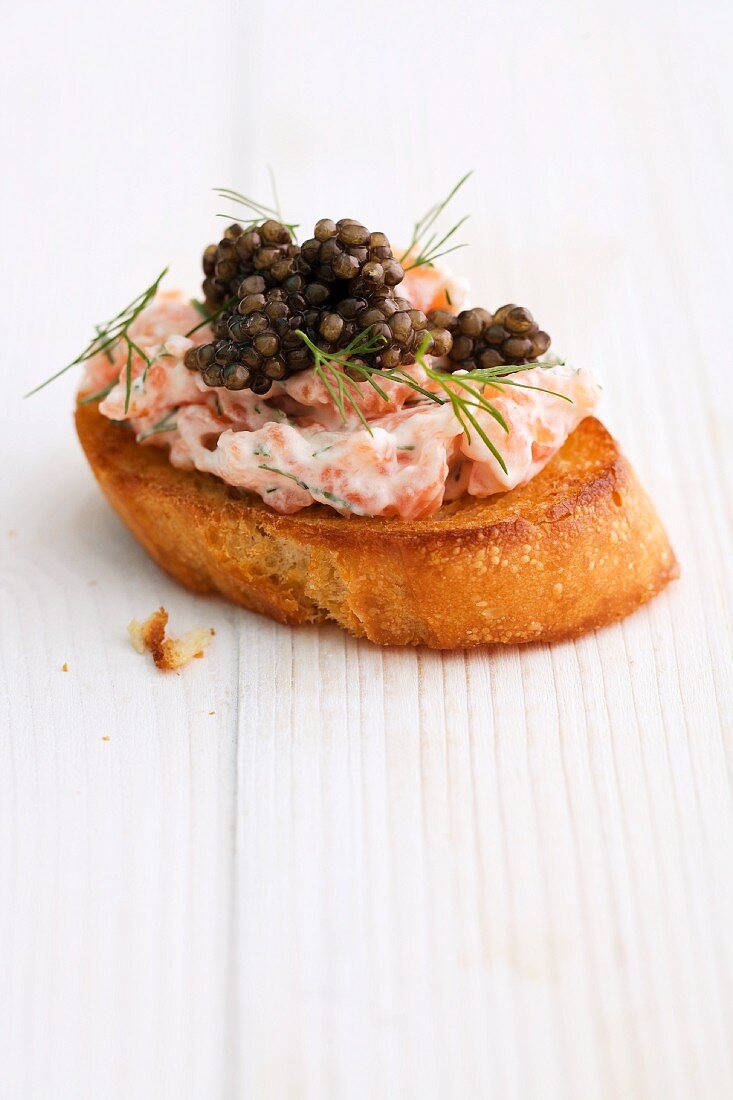 Crostini mit Lachs und Kaviar
