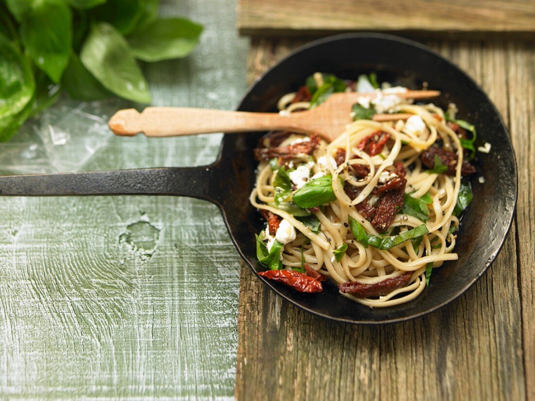 Linguine mit Ziegenfrischkäse und getrockneten Tomaten