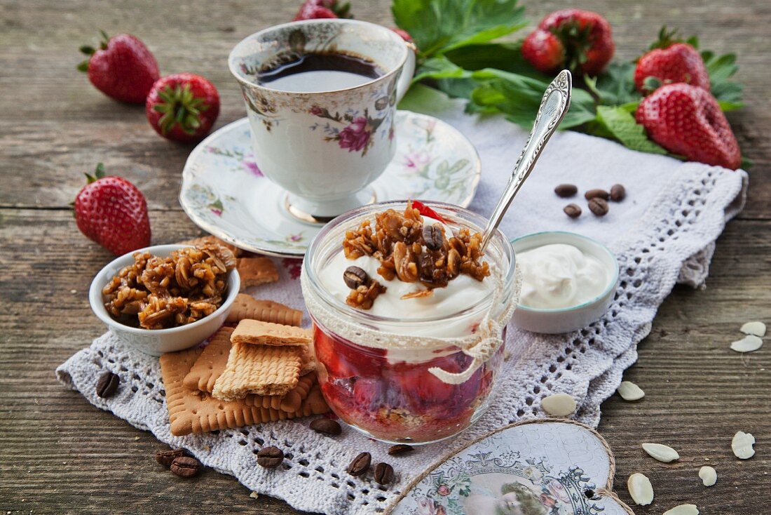 Müsli mit Erdbeeren im Glas