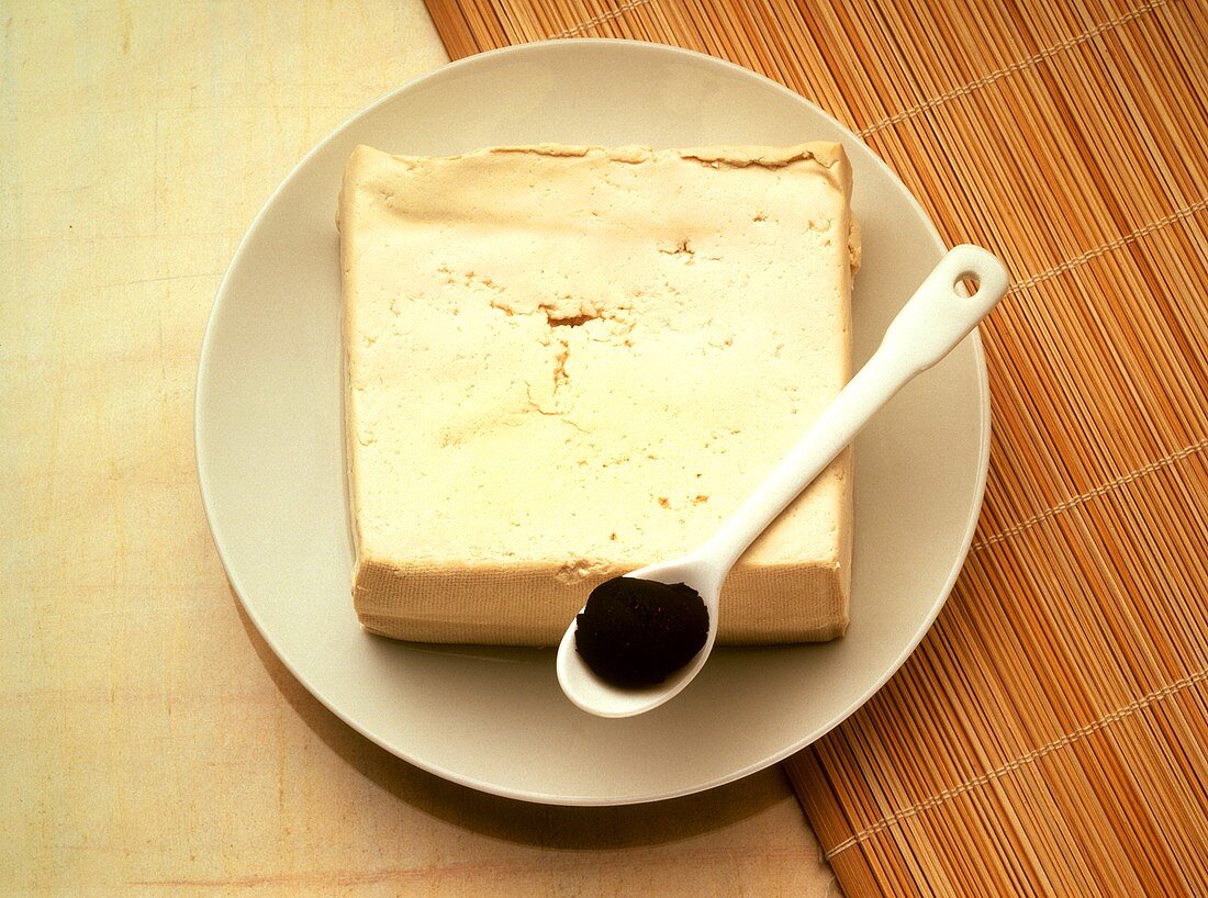 Tofu & ein Löffel Misopaste auf Teller