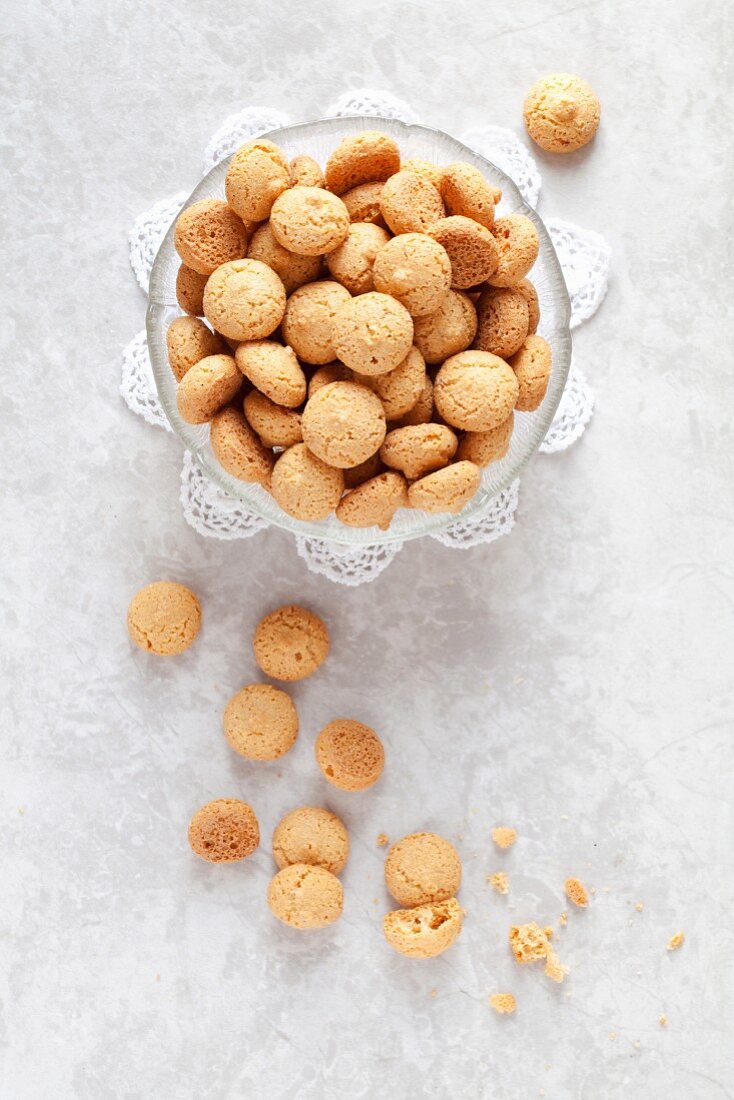 Amaretti biscuits in a glass bowl (top view)