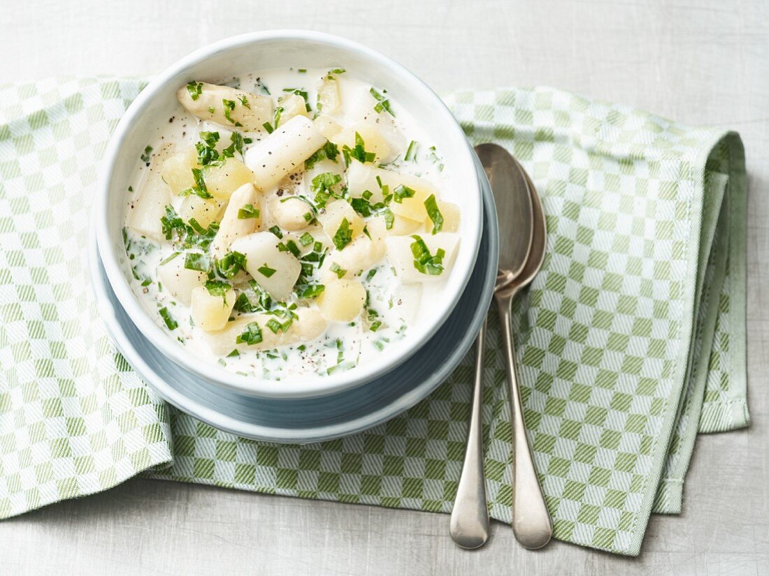 Lactose-free asparagus stew with potatoes and wild garlic