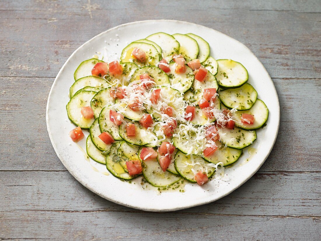 Courgette carpaccio with diced tomatoes (lactose-free)