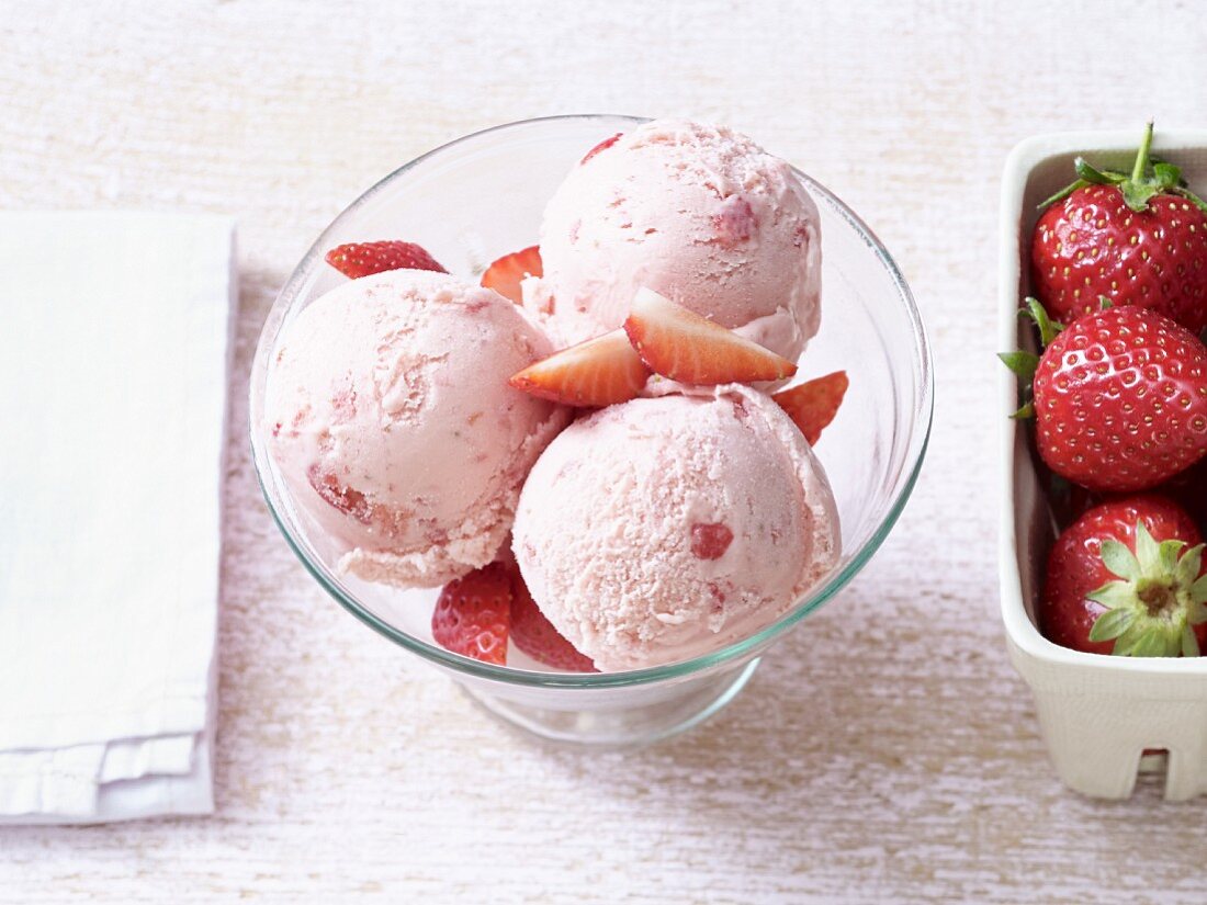 Lactose-free strawberry ice cream