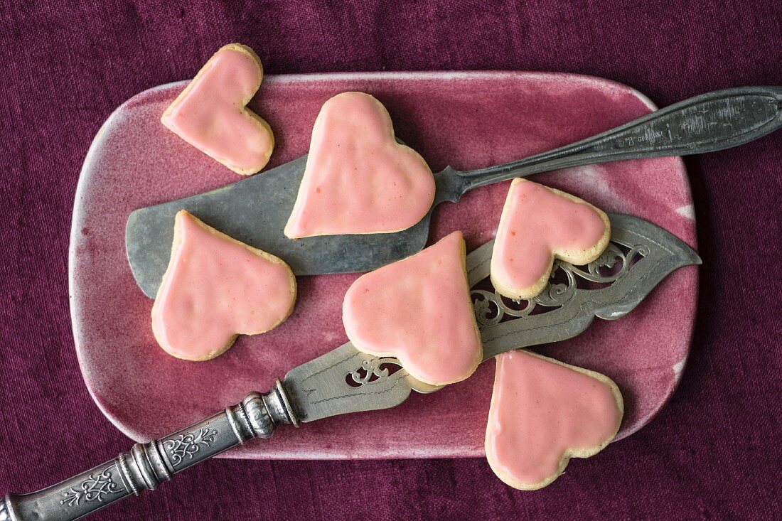 Schnelle Vanilleherzen mit rosa Zuckerguss