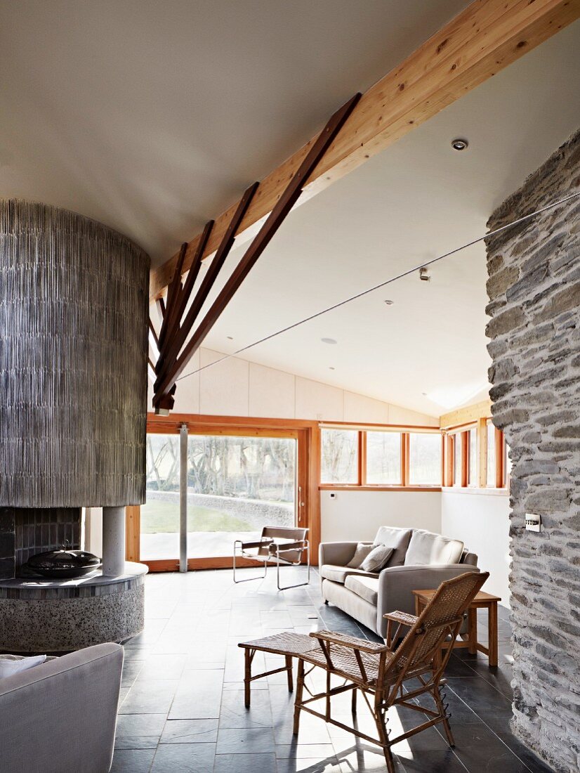 Wohnzimmer mit moderner Architektur und Natursteinwänden