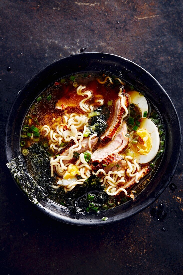 Ramen-Suppe mit Entenbrust, Nori und Misopaste (Soulfood)