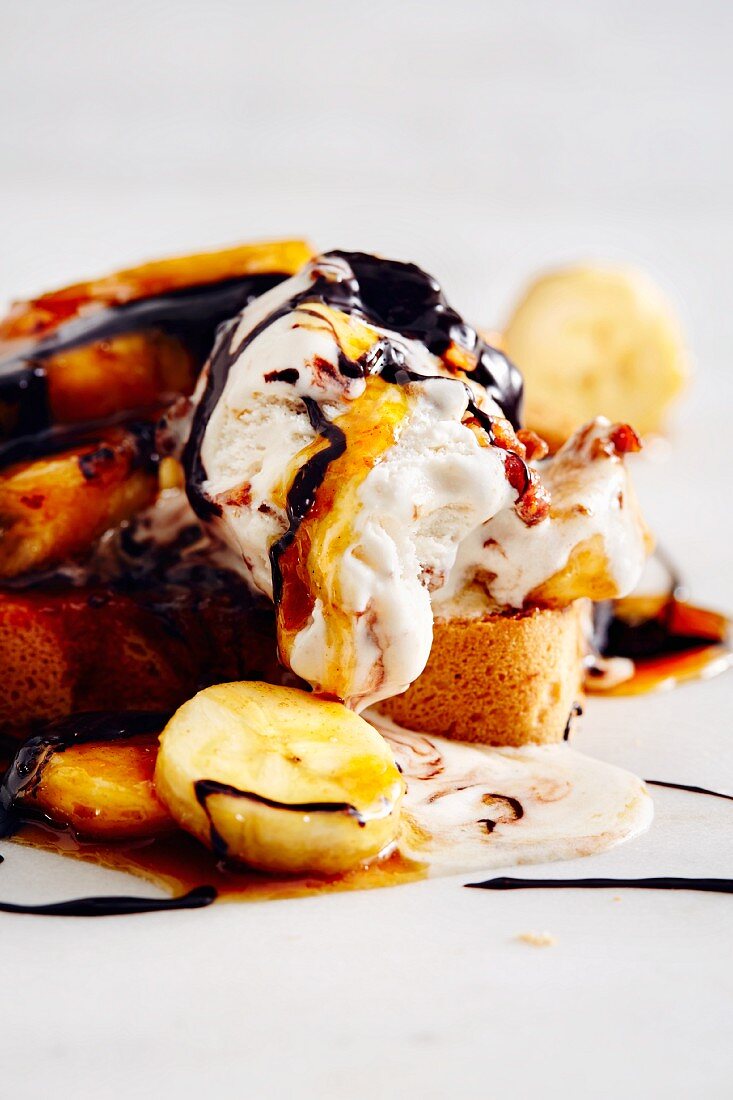 Banana on toast with caramel and walnut ice cream (soul food)