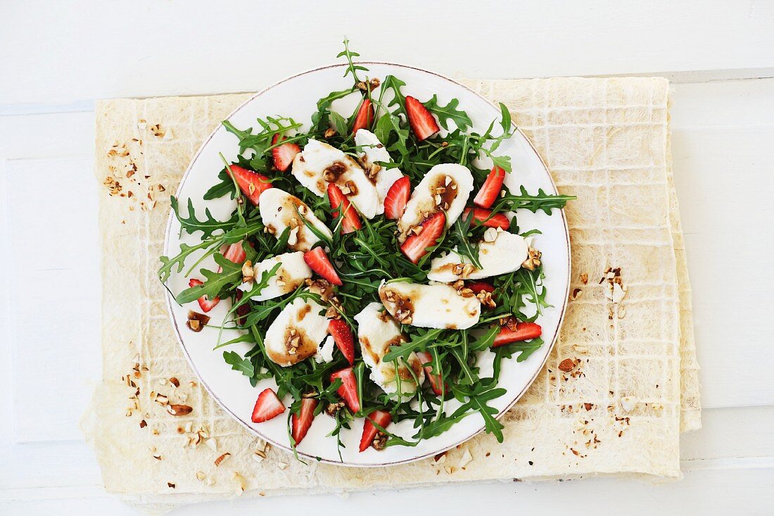 Cashew and mozzarella salad with rocket and strawberries