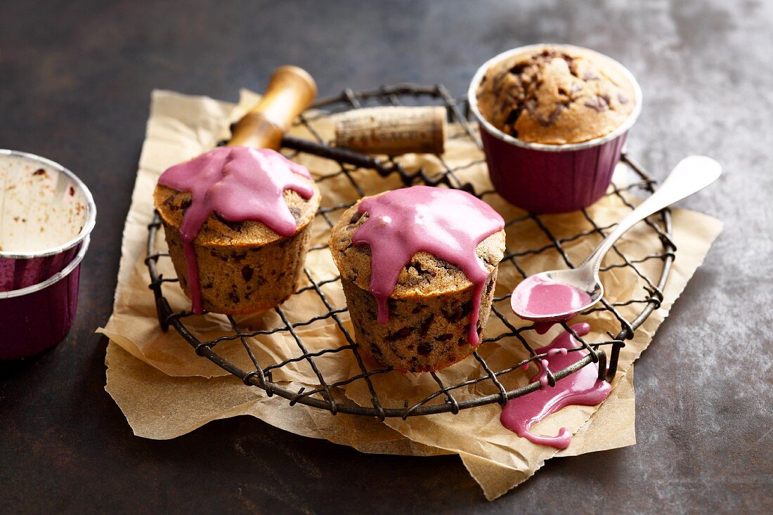 Mini red wine cakes with chocolate chips