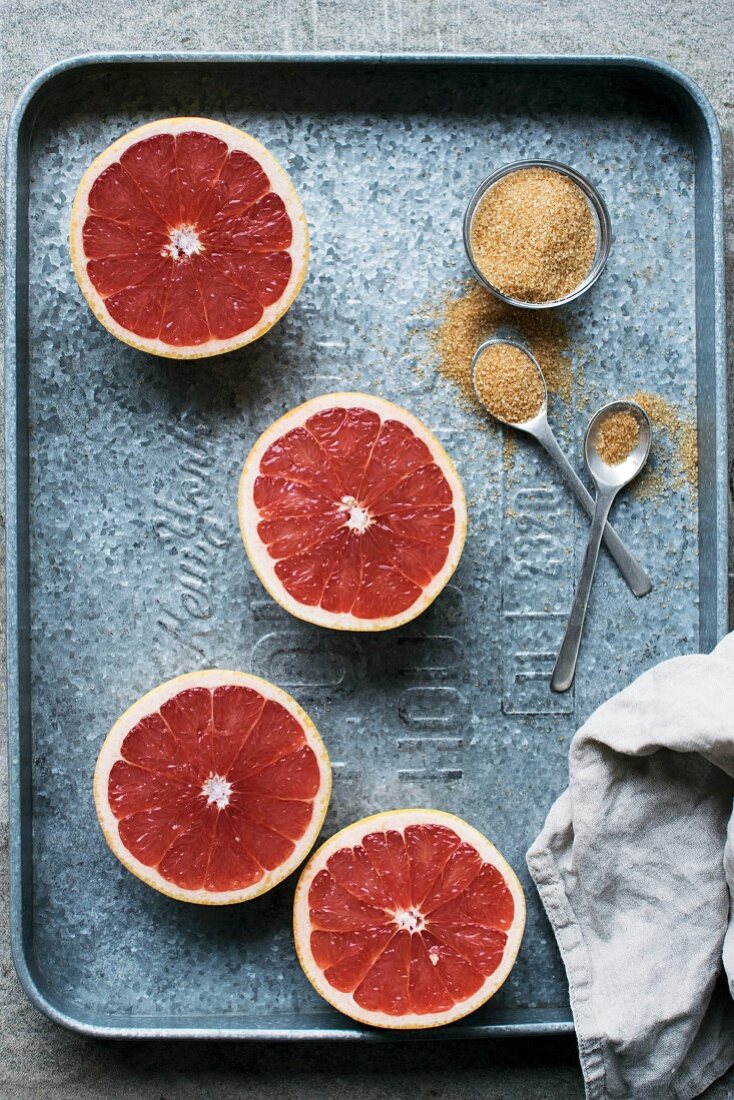 Grapefruithälften und brauner Zucker zum Karamellisieren