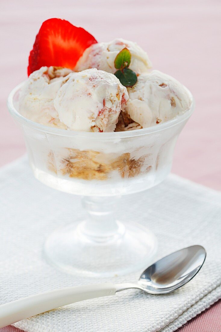 Strawberry cream cheese with crackers