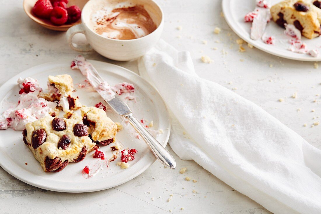 Nougat scones with mascarpone and raspberry cream (soul food)