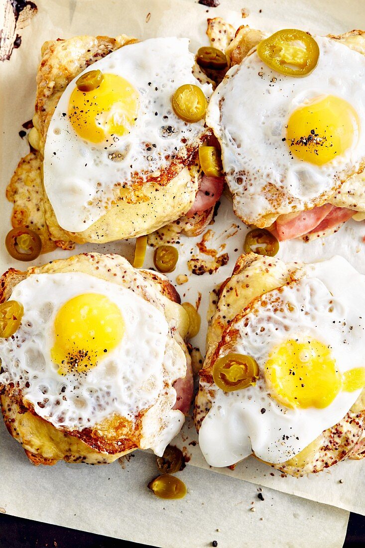 Spicy croque-monsieurs topped with a fried egg (soul food)